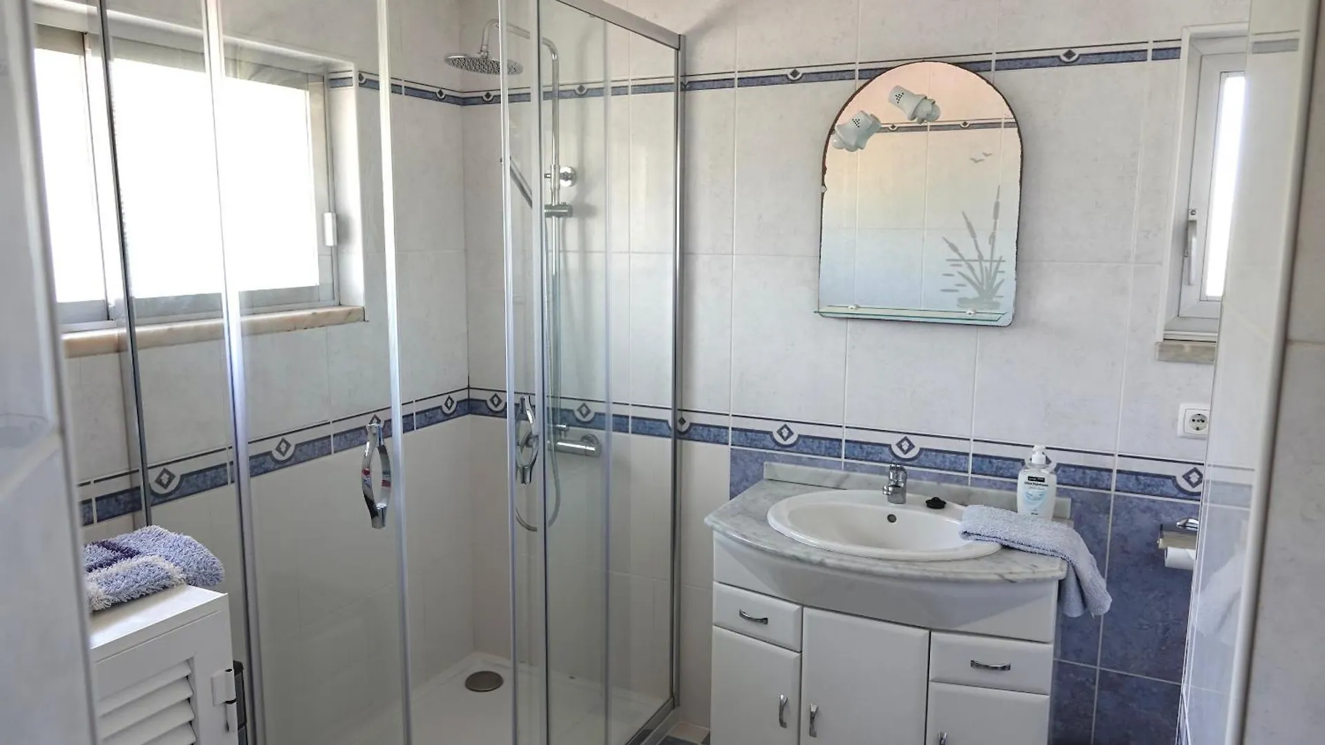 Aylevarroo Penthouse Caniço 0*,